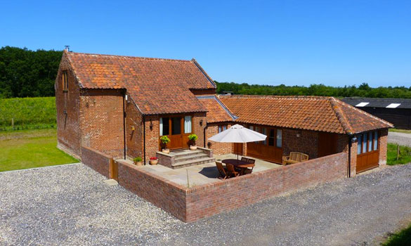 Point-Farm-Barn-attractive-holiday-barn-near-Stalham